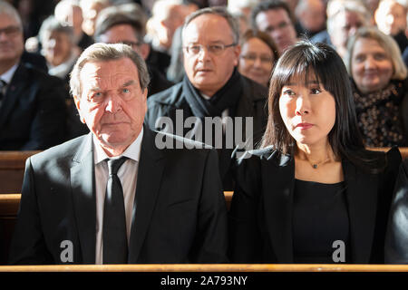31. Oktober 2019, Baden-Wuerttemberg, Schwäbisch Hall: Gerhard Schröder (SPD), ehemaliger Bundeskanzler, und seine Frau Soyeon Kim sitzen in der Evangelischen Pfarrkirche St. Michael während der Trauerfeier für SPD-Politiker Erhard Eppler. Eppler hatte am 19. Oktober im Alter von 92 Jahren gestorben. Foto: Sebastian Gollnow/dpa Stockfoto