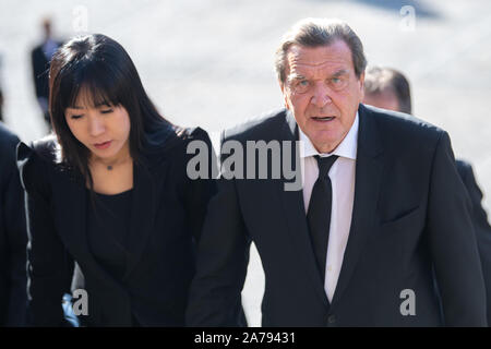 31. Oktober 2019, Baden-Wuerttemberg, Schwäbisch Hall: Gerhard Schröder (SPD), ehemaliger Bundeskanzler, und seine Frau Kim Soyeon kommen zu der Trauerfeier für SPD-Politiker Erhard Eppler in der Evangelischen Pfarrkirche St. Michael. Eppler hatte am 19. Oktober im Alter von 92 Jahren gestorben. Foto: Sebastian Gollnow/dpa Stockfoto