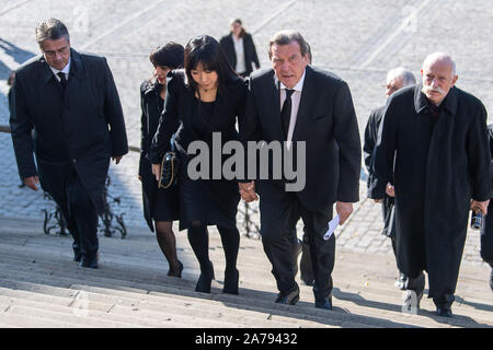 31. Oktober 2019, Baden-Wuerttemberg, Schwäbisch Hall: Sigmar Gabriel (SPD), l-r), Mitglied des Deutschen Bundestages und ehemaliger Außenminister, muhterem Aras (Bündnis 90/Die Grünen), Präsident des Landtages von Baden-Württemberg, Soyeon Kim, Ehefrau von Gerhard Schröder, Gerhard Schröder (SPD), ehemaliger Bundeskanzler, wird die Trauerfeier für SPD-Politiker Erhard Eppler besuchen in der Evangelischen Stadtpfarrkirche St. Michael. Eppler hatte am 19. Oktober im Alter von 92 Jahren gestorben. Foto: Sebastian Gollnow/dpa Stockfoto