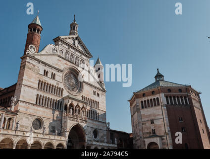 Cremona Kathedrale mit den anliegenden Taufkapelle und berühmten torrazzo Glockenturm - Marktplatz Piazza Duomo, Lombardei, Italien Stockfoto