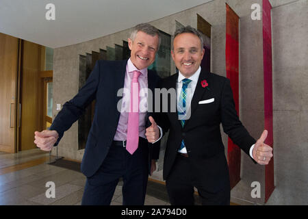 Edinburgh, Großbritannien. 31 Okt, 2019. Edinburgh, 31. Oktober 2019. Bild: (links) Willie Rennie MSP-Führer der schottischen Liberaldemokratischen Partei; (rechts) Alex Cole-Hamilton MSP. Wöchentliche Sitzung des Ersten Minister Fragen an das schottische Parlament. Credit: Colin Fisher/Alamy leben Nachrichten Stockfoto