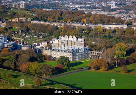 Holyrood Park, dem Edinburgh, Schottland, Großbritannien. 31. Oktober 2019. In herbstlichen Farben um Holyrood Park, dem Edinburgh, Schottland, Luftaufnahmen, Holyrood Palace und dem schottischen Parlament. Stockfoto