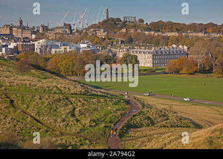 Holyrood Park, dem Edinburgh, Schottland, Großbritannien. 31. Oktober 2019. In herbstlichen Farben um Holyrood Park, dem Edinburgh, Schottland, Luftaufnahmen, Holyrood Palace und dem schottischen Parlament. Stockfoto