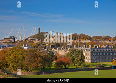 Holyrood Park, dem Edinburgh, Schottland, Großbritannien. 31. Oktober 2019. In herbstlichen Farben um Holyrood Park, dem Edinburgh, Schottland, Luftaufnahmen, Holyrood Palace und dem schottischen Parlament. Stockfoto