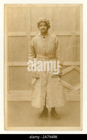 Original Postkartenporträt aus der Zeit WW1 mit weiblichen Munitions-/Waffenfabrikanten, die das Abzeichen „im Kriegsdienst“ auf ihrer Uniform tragen und eine Mobmütze tragen, in Hunstanton, Norfolk, England, Großbritannien, GROSSBRITANNIEN 1916-1918 Stockfoto