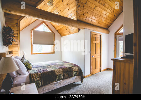 Rustikale Schlafzimmer der Hütte in Island Park Idaho, USA anmelden Stockfoto
