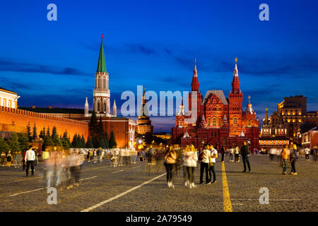 Der Moskauer Kreml und Staatlichen Historischen Museum in der Dämmerung, Moskau, Russland Stockfoto