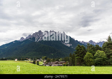 Dolomiten, Italien - Juli, 2019: Wald und Gebirge Landschaft im östlichen Dolomiten, Italien Europa. Stockfoto