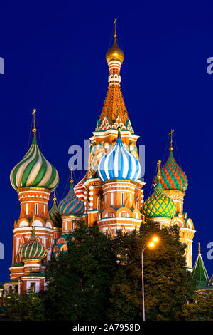 In der Nähe der Kuppeln der Kathedrale der hl. Basilius in der Dämmerung, Moskau, Russland Stockfoto