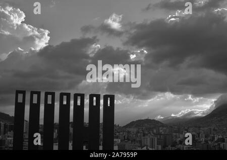 Ein schwarz-weiß Foto der Stadt Quito, Ecuador. Stockfoto