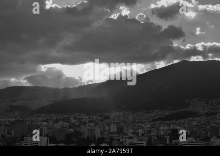 Ein schwarz-weiß Foto der Stadt Quito, Ecuador. Stockfoto