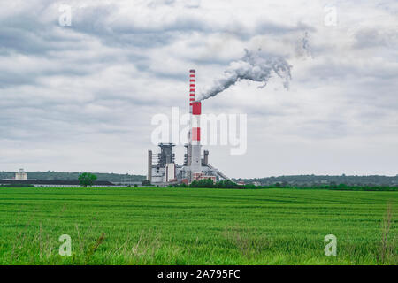 Atmosphärische Luft Verschmutzung durch industrielle Emissionen. Stockfoto