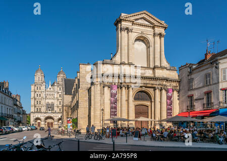 Cafe vor dem Hauptschiff der Kirche der Heiligen Bernadette, zentrale Bibliothek, Theater, Hintergrund Saint Michel, Dijon, Burgund, Fran Stockfoto