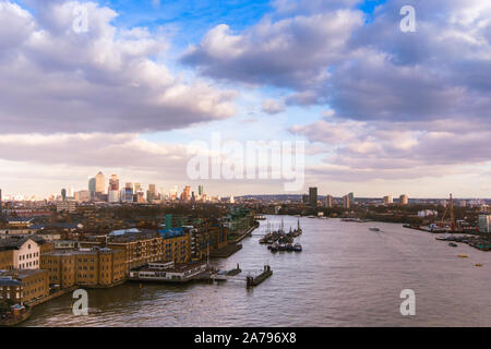 Skyline von London an einem sonnigen Tag im Frühling. Blick auf die Docklands und Wolkenkratzer von der Tower Bridge gesehen. Stockfoto