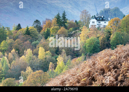 Manesty Holz, fellside Haus und entfernte Schloss Crag im Borrowdale, englischen Lake District. Stockfoto