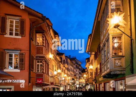 Weihnachtsbeleuchtung in der Augustinergasse in Zürich | Augustinergasse, Weihnachtsbeleuchtung, Zürich, Schweiz Stockfoto