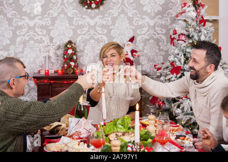 Familienfest feiern Weihnachten und einen Toast. Köstliche weihnachten Mahlzeit auf dem Tisch Stockfoto