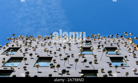 Ohla Hotel Außenfassade mit keramischen Augenkugeln an der Wand, von Künstler Frederic Amat, Barcelona, Katalonien, Spanien.Barcelona, Spanien, Europa Stockfoto