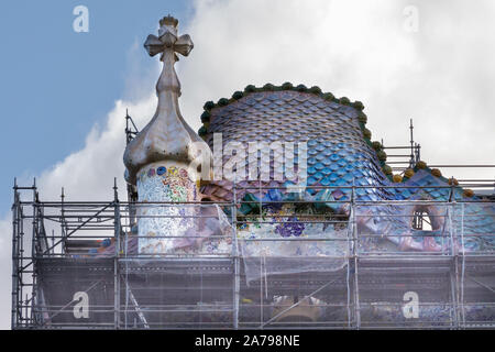 Dach detail, Restaurierungsarbeiten an der Mosaikfliesen im Casa Batllo vom Architekten Antoni Gaudi. Barcelona, Spanien Stockfoto