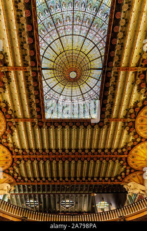 Die buntglaskuppel Decke und Orgel, Palau de la Música Catalana Concert Hall Innenansicht, Barcelona, Katalonien, Spanien Stockfoto