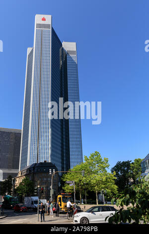 Trianon Turm mit Sparkasse logo, äußere Street View mit blauem Himmel, Frankfurt am Main, Deutschland Stockfoto