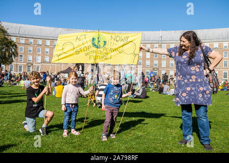 Bristol College Studenten und Schulkinder, die den Klimawandel Plakate und Schilder abgebildet sind wie sie protestieren außerhalb Bristol City Halle 20/09/19. Stockfoto