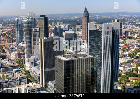 Frankfurt von oben, Blick auf die Skyline und die Wolkenkratzer des Financial District in der Stadt, Frankfurt am Main, Hessen, Deutschland Stockfoto