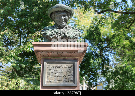 Der Lachhannes mit dem winzerbrunnen Statue, Lachhannes Brunnen Feder, bronze Büste und gut pumpen, Taunusanlange Park, Frankfurt am Main, Deutschland Stockfoto