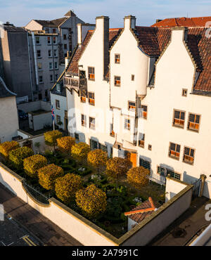 Leith, Edinburgh, Schottland, Großbritannien, 31. Oktober 2019. UK Wetter: Herbstfarben in der Box Bäume und wenig Licht wie die Sonne untergeht in der Lamb House, einem restaurierten des 17. Jahrhunderts hanseatischen Kaufmannsfamilie Haus mit markanten im holländischen Stil trat Giebeln und Original 'Wind Türen", von dem ein Teil jetzt die isländische Konsulat Stockfoto