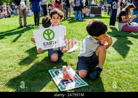 Bristol College Studenten und Schulkinder, die den Klimawandel Plakate und Schilder abgebildet sind wie sie protestieren außerhalb Bristol City Halle 20/09/19. Stockfoto