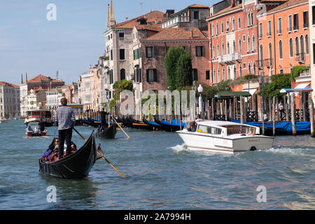 Brummen Wasserstraße von Venedig in das Sonnenlicht mit Hintergrund der traditionellen Gebäude. Alle Arten von Booten. Stockfoto