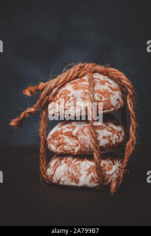 Frische Lebkuchen Cookies mit einem Seil auf den Tisch gebunden Stockfoto