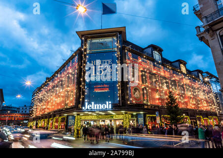 Weihnachtsbeleuchtung an Jelmoli Warenhaus in Zürich, Schweiz Stockfoto
