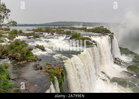 Blick auf die Iguazu Wasserfälle, herrliche Wasserfälle an der Grenze zwischen Brasilien und Argentinien, Teil des Nationalparks von iguazu. Stockfoto