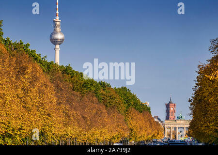 Straße des 17. Juni im Herbst, Tiergarten, Brandenburger Tor, Rotes Rathaus, | Straße des 17. Juni, herbstlicher Tiergarten, Alex, Fernsehtu Stockfoto