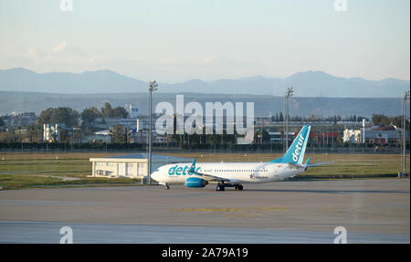 ANTALYA, Türkei - 28. Februar 2019: Passagier supersonic Flugzeug Boeing -737-800 der Türkischen Detur Corendon Airlines in Antalya International Home gelandet Stockfoto
