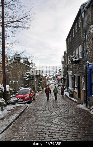 Haworth Hauptstraße im Winter Schnee, Bronte Country Stockfoto