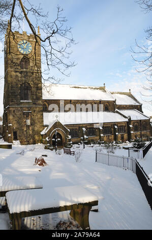 St Michael und alle Engel', Haworth, im Schnee. Stockfoto