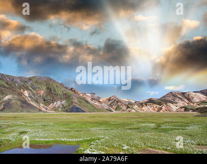 Berge und Felsen von Landmannalaugar, Island an einem sonnigen Tag. Stockfoto