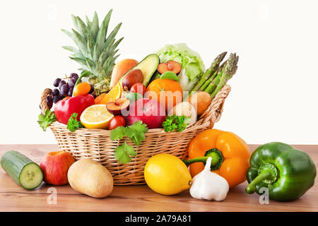Obst und Gemüse im Korb Stockfoto