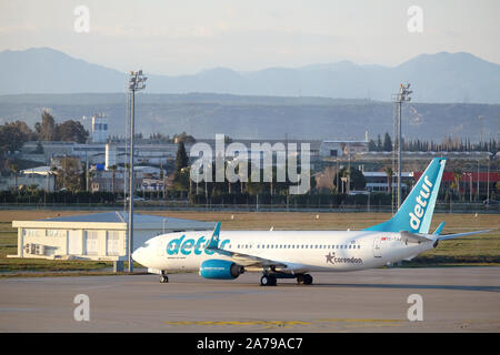 ANTALYA, Türkei - 28. Februar 2019: Passagier supersonic Flugzeug Boeing -737-800 der Türkischen Detur Corendon Airlines in Antalya International Home gelandet Stockfoto