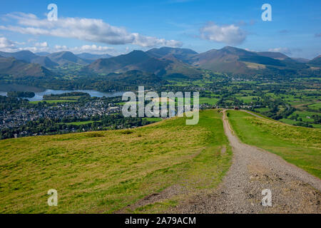 Auf der Suche nach Derwentwater und Keswick aus Fußweg über latrigg Lake District National Park Cumbria England UK Vereinigtes Königreich GB Grossbritannien Stockfoto