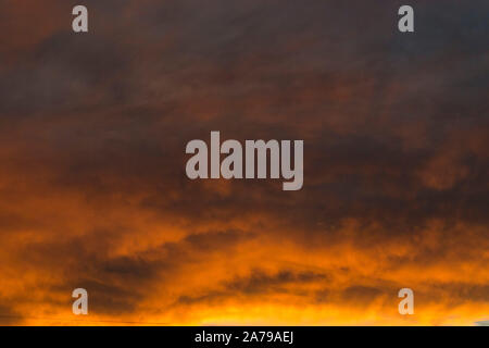 Schöne und dramatische Himmel bei Sonnenuntergang mit verschiedenen Schattierungen von rot, gelb und orange. Stockfoto