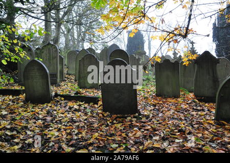 Blätter im Herbst in Haworth Friedhof, Bronte Country, Yorkshire Stockfoto