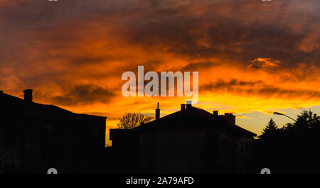 Schöne und dramatische Himmel bei Sonnenuntergang mit verschiedenen Schattierungen von Rot, Gelb und Orange Stockfoto