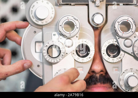 Auge Augenarzt Untersuchung. Die Wiederherstellung des Sehvermögens. Astigmatismus prüfen Konzept. Augenheilkunde diagnostisches Gerät. Stockfoto