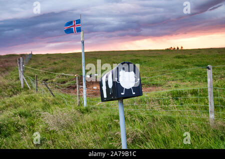 Schöne Landschaft von Island mit Mailbox und State Flag. Stockfoto