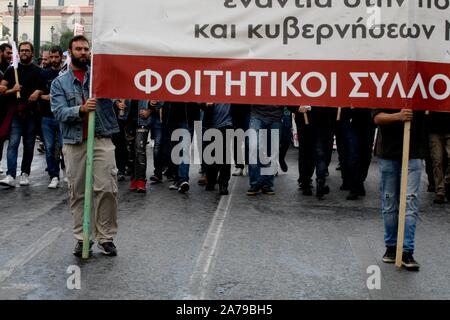 Athen, Griechenland. 31 Okt, 2019. Studenten shout Slogans auf einer Kundgebung in der Innenstadt von Athen. Die Studenten protestierten gegen die Reformen des Bildungssystems durch die neue konservative Regierung. (Bild: © aristidis VafeiadakisZUMA Draht) Credit: ZUMA Press, Inc./Alamy leben Nachrichten Stockfoto