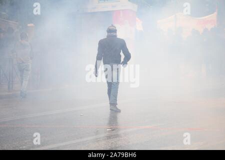 Athen, Griechenland. 31 Okt, 2019. Studenten zusammentreffen mit Bereitschaftspolizei bei einer Rallye außerhalb des griechischen Parlaments. Die Studenten protestierten gegen die Reformen des Bildungssystems durch die neue konservative Regierung. (Bild: © aristidis VafeiadakisZUMA Draht) Credit: ZUMA Press, Inc./Alamy leben Nachrichten Stockfoto