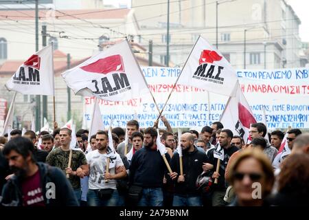 Athen, Griechenland. 31 Okt, 2019. Studenten shout Slogans auf einer Kundgebung in der Innenstadt von Athen. Die Studenten protestierten gegen die Reformen des Bildungssystems durch die neue konservative Regierung. (Bild: © aristidis VafeiadakisZUMA Draht) Credit: ZUMA Press, Inc./Alamy leben Nachrichten Stockfoto